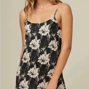 O'Neill Koko Maxi Dress ~NWT ~
Size M. Black & Off White Flower pattern.